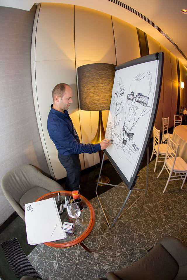 Artist caricaturist desenând live la un eveniment